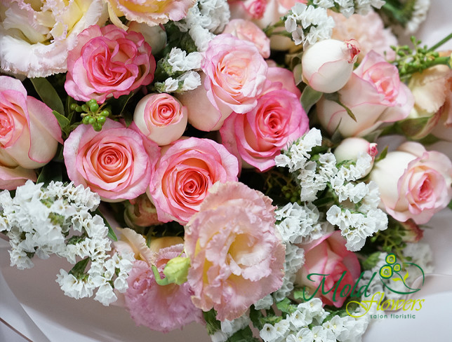 Букет из эустомы, розы и статицы "Робкие чувства" Фото